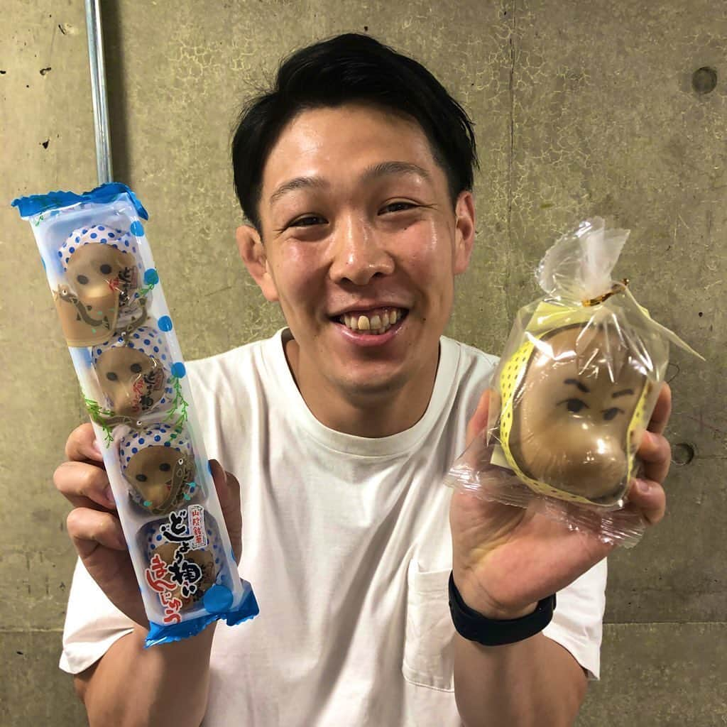 青山フォール勝ち ネルソンズのインスタグラム：「コロナで島根も大変です。  地元山陰で知らぬ者はいない『どじょう掬い饅頭』物心ついた時にはそばにいました。めちゃくちゃ美味しいです！  観光業飲食業も厳しい状況が続いています。通販でも買えるみたいなので皆さんも是非！ sanin-nakaura.jp/dojou-sukui2018 #SOSしまね #どじょう掬い饅頭 #なかうら #ふるさと掬いボランティア」