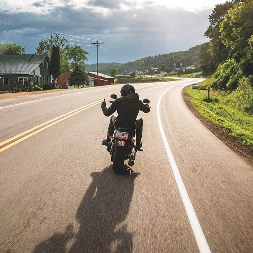 Harley-Davidson Japanさんのインスタグラム写真 - (Harley-Davidson JapanInstagram)「梅雨空が戻る前に。#ハーレー #harley #ハーレーダビッドソン #harleydavidson #バイク #bike #オートバイ #motorcycle #ローライダーS #lowriders #fxlrs #ソフテイル #softail #ミルウォーキーエイト #milwaukeeeight #ライド #ride #雲 #clouds #道 #road #影 #shadow #2020年 #自由 #freedom」6月23日 23時56分 - harleydavidsonjapan