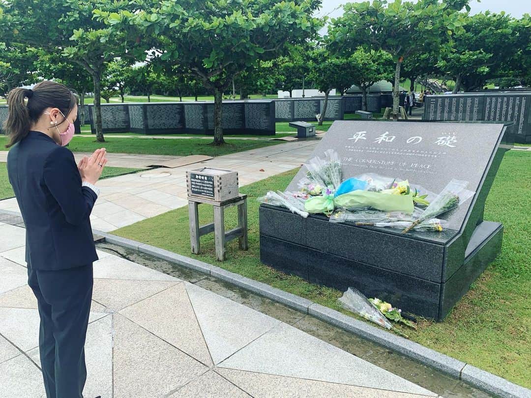 今井絵理子さんのインスタグラム写真 - (今井絵理子Instagram)「生きたくても生きられない命があった。  戦後75年を迎えた慰霊の日。  平和の礎に刻まれた名前をなぞる遺族の姿をみると、毎年胸が痛くなります。  今年の「沖縄全戦没者追悼式」は新型コロナウイルス感染症の拡大防止のために規模を縮小して開催されました。  昨夜から沖縄の過去と現在と未来を考えていました。  戦争によって失われた多くの命。 忘れられない悲しみ。 忘れられない痛み。 過去の悲惨な出来事を私たちは忘れることなく、同じ過ちを繰り返してはならないと心に誓うのです。  私は戦争を経験していません。 それがどんなに素晴らしいことなのか。 命のありがたさに気づき、今を生きられることに感謝をしなければなりません。  未来に向けて私たちはなにができるでしょう。沖縄の未来に、日本の未来に、どれだけたくさんの美しい平和の花を咲かせることができるでしょう。  過去を振り返る今日は、 未来への歩みを考えさせてくれる日となりました。  前を向いて歩いていこう。 平和な未来をつくるために。  今井絵理子」6月23日 23時59分 - erikoimai0922