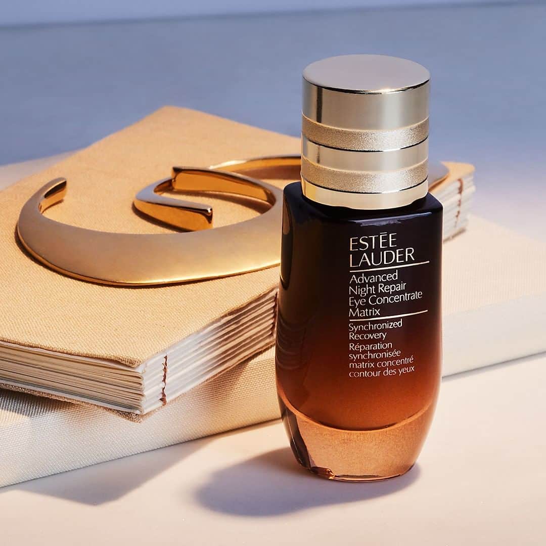のインスタグラム：「Take it from the #EyeExperts: #AdvancedNightRepair Eye Concentrate Matrix will magnify the beauty of your eyes with its ultra-nourishing, skin-strengthening formula! ⁣ ✨IN ONE WEEK: 94% of women said the skin around their eyes felt calmed and soothed⁣ ✨IN FOUR WEEKS: 92% of women said their eye area felt cushioned with intense nourishment⁣ ⁣ Tap to shop this #eyeserum to nourish and hydrate your eye area today! ⁣ ⁣ * Consumer testing on 154 women.」