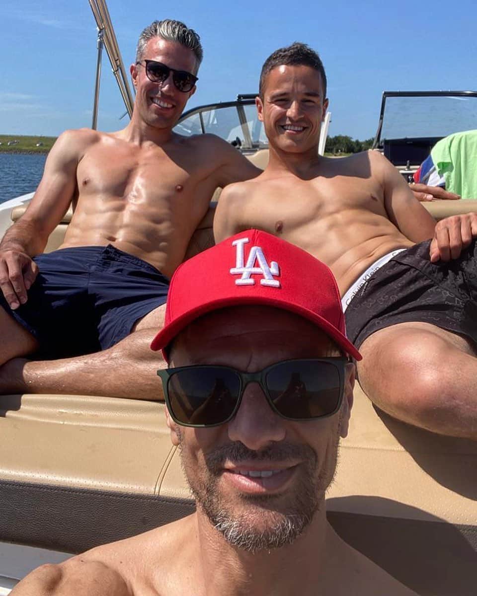 ロビン・ファン・ペルシのインスタグラム：「The Three Musketeers re-united 🙌 Bro’s since day 1 🔥💯 @ibrahimafellay @boulahrouz81」