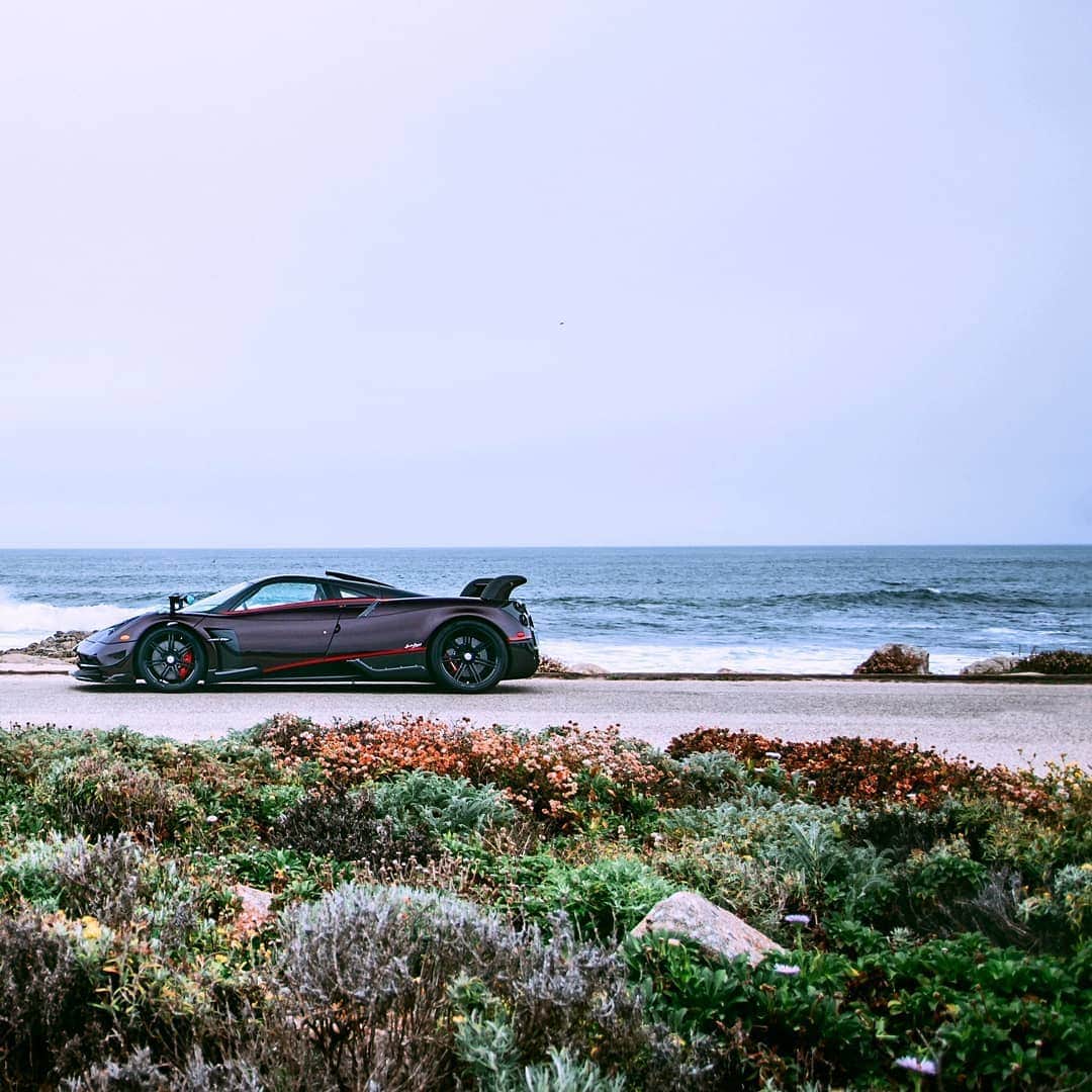 パガーニ・アウトモビリのインスタグラム：「Stop by the ocean! ⠀ ⠀ #hittheroadagain⠀ ⠀ #pagani #huayra #huayrabc」