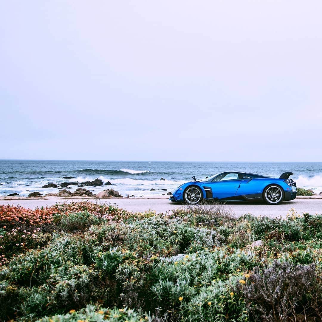 パガーニ・アウトモビリのインスタグラム：「Stop by the ocean! ⠀ ⠀ #hittheroadagain⠀ ⠀ #pagani #huayra #huayrabc」
