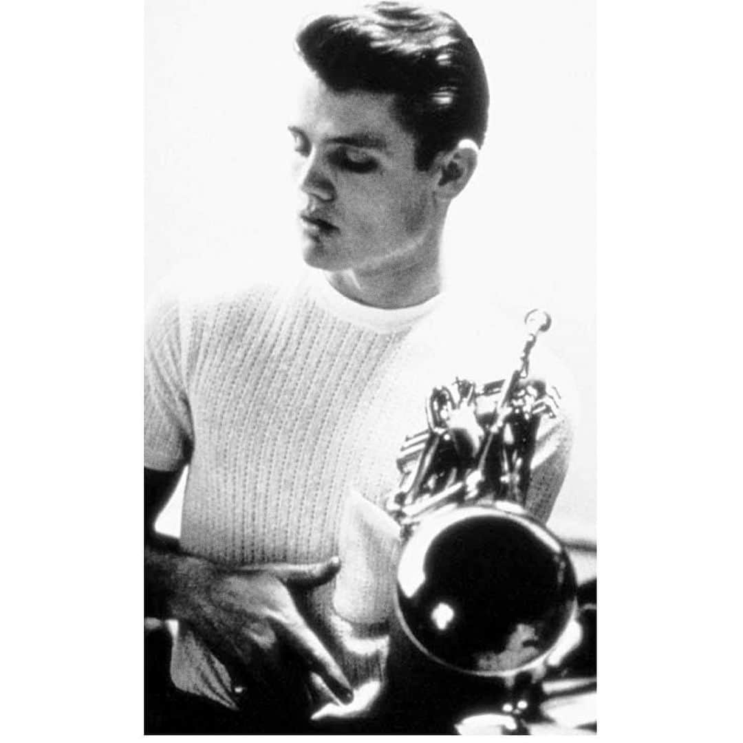 メラニー・サイクスさんのインスタグラム写真 - (メラニー・サイクスInstagram)「Absolutely absorbed in the music and sound of Chet Baker this afternoon in the garden. The sweetest of voices. I don’t think my heart can take it ( in a good way) #chetbaker #trumpet #jazzsinger #jazz #princeofcool 🖤 my jazz education has started 😁🎺」6月24日 0時21分 - msmelaniesykes