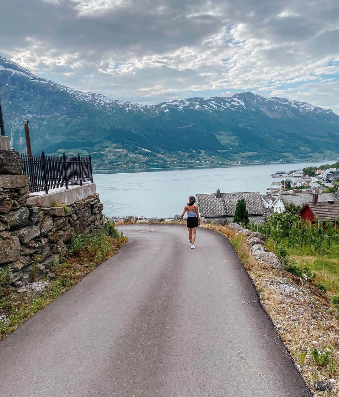 カミラ・ヤシェムさんのインスタグラム写真 - (カミラ・ヤシェムInstagram)「Varsel: Hardanger-trip spam 🏔 • • • #ullensvang #hardanger #visitnorway #visithardanger #vestlandet #mittnorge #mittvestland #norgesferie #norge #natur #hotelullensvang ##hardangerfjorden #roadtrip」6月24日 0時14分 - camillagjersem