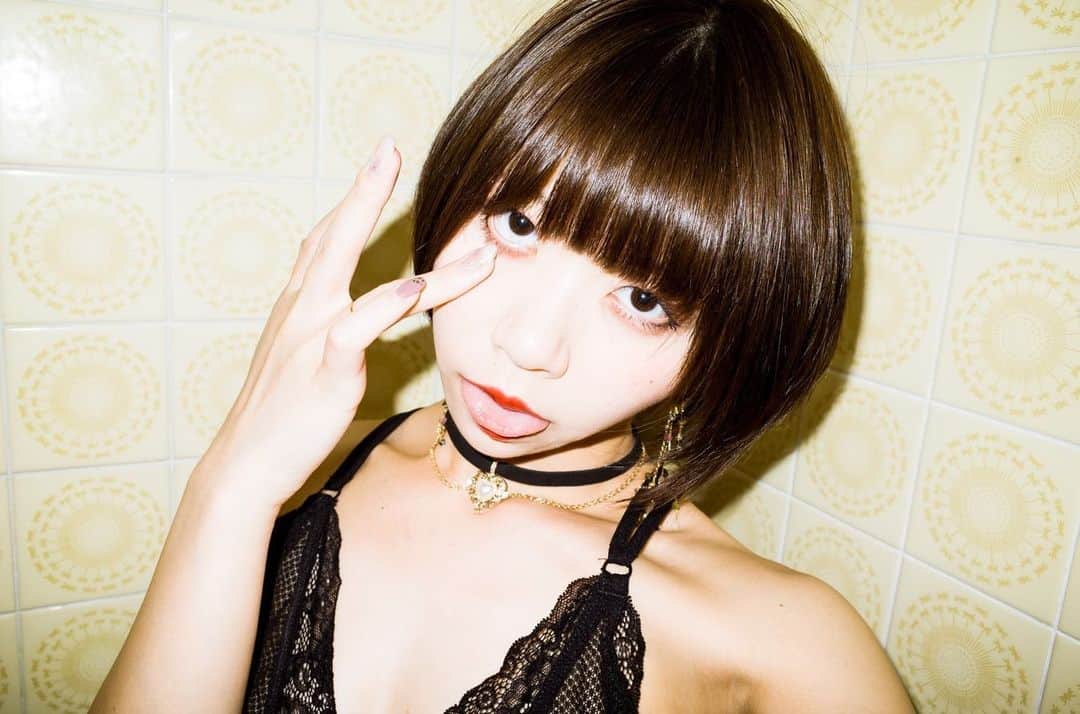 のインスタグラム：「#セルフポートレート . . . #model #gravure #portraitmodel  #cosplayer  #モデル女子  #グラビアアイドル #コスプレイヤー  #自撮り女子  #インスタグラマー #ポートレートモデル  #lingerie #lingerielove  #ランジェリー大好き  #handm  #eros  #bodymake  #可愛くなりたい  #黒髪ショート #japan_of_insta  #igportrait #pasha_magazine #instaportrait  #tokyocameraclub  #童顔  #エロ可愛い #sexy #japanesegirl  #日本人 #人像攝影系列」