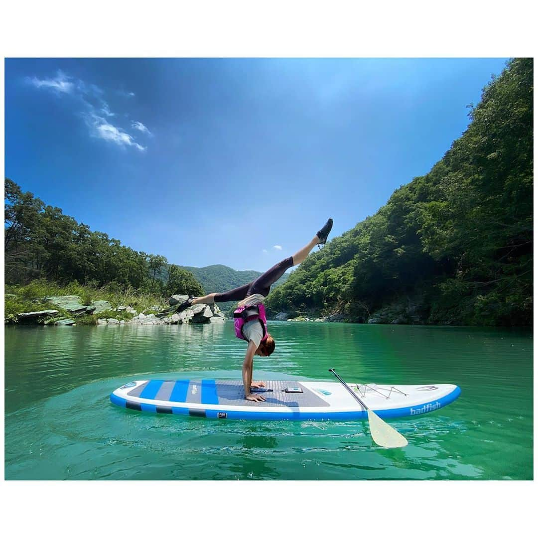 岡部紗季子さんのインスタグラム写真 - (岡部紗季子Instagram)「“THANK YOU ALL🤝 #gymnastics #handstand #handstandsplit #movement #sup #体操 #倒立 #倒立女子 #逆立ち #逆立ち女子 #🤸🏽‍♀️ #🏄🏽‍♀️ . . . 💰🤸🏽‍♀️#逆立ち募金 🤸🏽‍♀️💰 本日#internationalhandstandday をもって終了です！！ みなさんのご協力本当にありがとうございました！ . この機会に毎日の生活の中に逆立ちが習慣になってくれたら嬉しいなと思い、 この活動を始めましたが、みなさんいかがでしたか？ . 募金活動は終わりましたが、 私は気持ちのリセット、健康のために、逆立ちやり続けます！ . 後ほど集計して、 次の逆立ち投稿のときに、募金額の合計と寄付先、 お伝えします！！ . 本当に本当に本当にありがとうございました！ みなさんと逆立ちできて本当に嬉しかったし、楽しかったです！😂🙏🏽✨ . @canoevillage_nagatoro photo by Ikuzo Fujimura @cabboman」6月24日 0時16分 - sakiko_okabe516