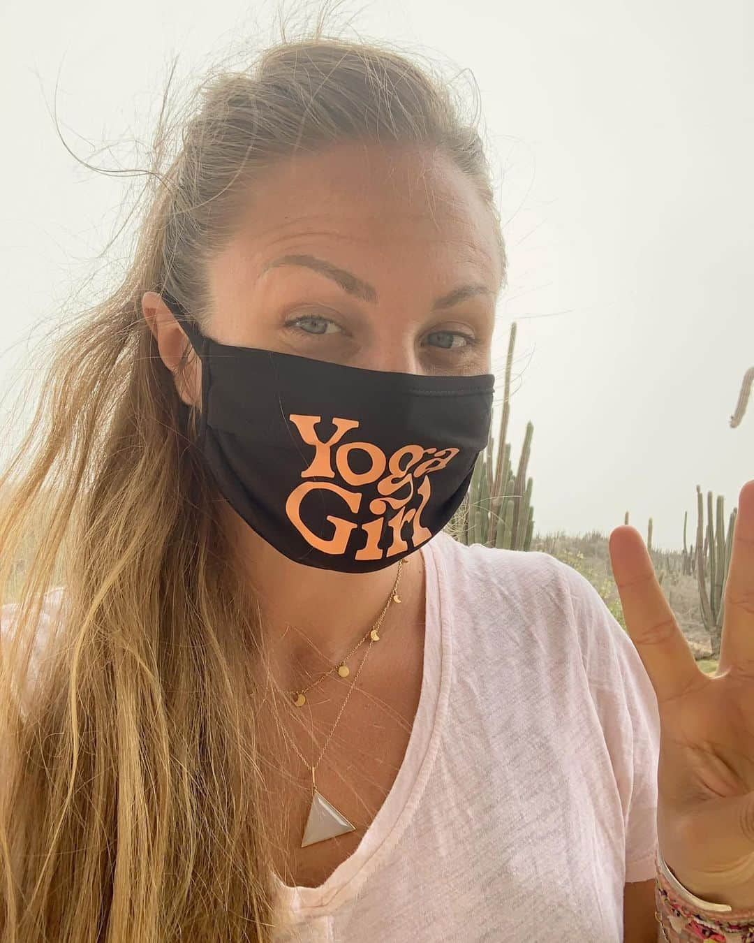 レイチェル・ブレイセンさんのインスタグラム写真 - (レイチェル・ブレイセンInstagram)「Fun, alternative way to put your Corona-mask to use: DUST STORMS!💨🌪🌫 ⁣ ⁣ Seriously though; this year just keeps getting more and more bizarre. We can’t see anything outside because there is a Saharan dust storm right on top of us😳My asthma is so bad I was awake all night - everything is covered in a layer of dust (apparently including the inside of my lungs). 2020!!! What more do you want from us😩🤯🥵 #wherismyinhaler #apocalypsenow #orapocalypseagain ⁣」6月24日 0時31分 - yoga_girl