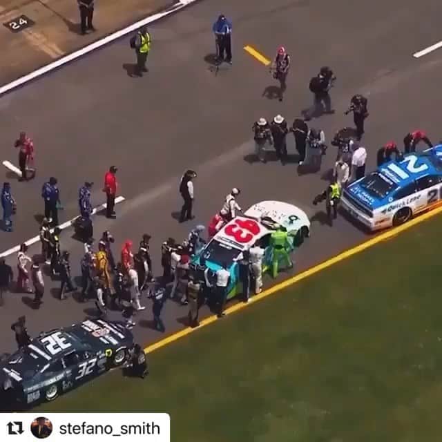 のインスタグラム：「#Repost @stefano_smith with @make_repost ・・・ Together ✊🏾 #BLM @bubbawallace」