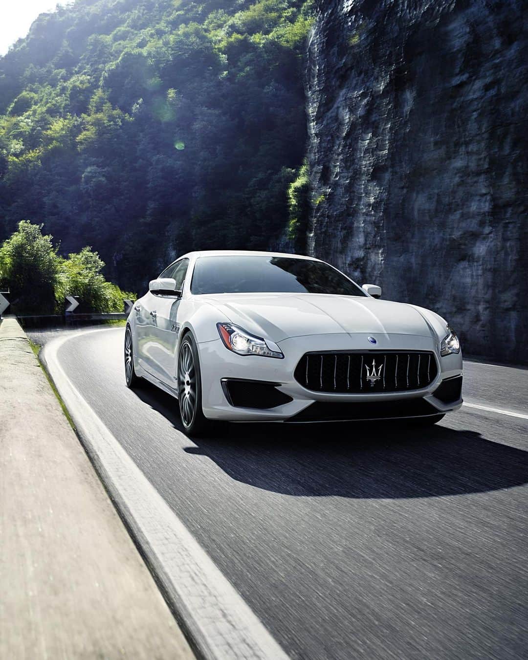 マセラティさんのインスタグラム写真 - (マセラティInstagram)「Performance, driving pleasure and the pursuit of the perfect route. #Maserati #MaseratiQuattroporteGTS」6月24日 0時29分 - maserati