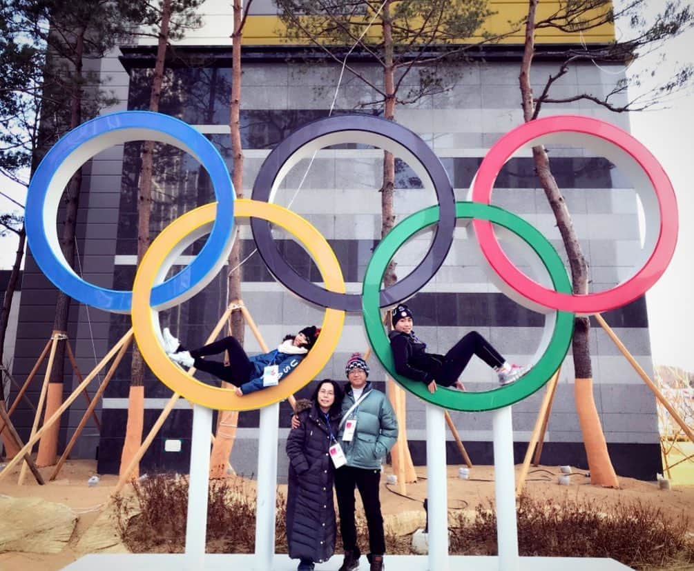 カレン・チェンさんのインスタグラム写真 - (カレン・チェンInstagram)「by far my favorite pic from the whole @olympics experience! happy olympic day! ❤️#familyiseverything」6月24日 0時31分 - karebearsk8