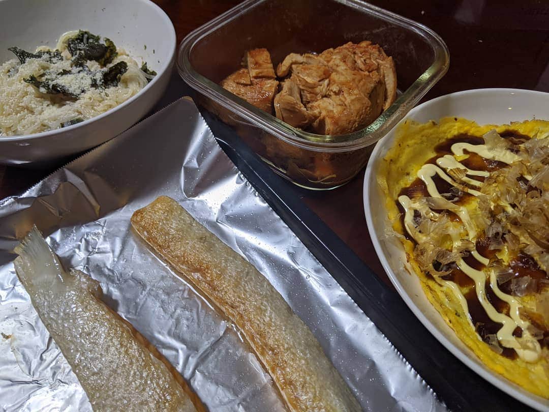 山部朱里のインスタグラム：「. . 【とん平焼きのとんなしです！え？？え！？うん。】 ①とん平焼きの豚なし え！？うん。豚なしです。キャベツとしいたけ炒めて、豚肉ないからこのままでいいかなとおもってたけど、牛ひき肉のふりかけいれてみた！以前紹介した、「日本のイイもの発掘」の商品の牛フレークです！牛フレークのおかげでまた豪華になってしまった。うひひな夜ごはん。あ！とん平焼きの具はレンジでチンでも簡単にできるので今度はレンジ任せにしようとおもう。 牛フレークは女子アナ47のホームページからサイトご覧ください✨@jana47com  ②箸休めのチャーシュー でました、食いしん坊の箸休め。ケチャップ中濃ソース砂糖醤油を適当に混ぜて耐熱皿で片面4分裏返して3分チンして少しレンジの中で待機（保温効果期待）。土曜日ハナマサ行って２キロ790円の鶏胸肉買ったんです！やすいよー！そしてまた皮は一口サイズに切ってためておくのさ。いつかの鶏皮からあげにする日まで。 ③しらたきカルボナーラ（とは言い切れない） 以前投稿した春雨と粉チーズ使いたかったからできたレシピを白滝でアレンジ！味つけは牛乳マヨネーズ柚子胡椒です。かさ増しに海苔足しました（かさ増しになってない。）仕上げに粉チーズ振ってますおしゃれポイント（混ぜて食べるんだけどね） ④サーモンハラス レンジのグリル機能任せ。ハラスの皮がパリッぱりで、CMで使えそうなパリパリのいい音がしました。音までおいしいのだ。ほどよい塩加減がハラスの旨味を引き立てるーーーずるいずるいおいしかったな。私いまハラスみたいに寝そべってこれ書いてます。 #節約主婦  #簡単おつまみ #料理  #料理記録  #料理好きな人と繋がりたい  #おうちごはんlover  #おうち居酒屋  #年子 #子育てママ  #男の子兄弟  #山部ハラス眠くなってきた #おやすみなさい」