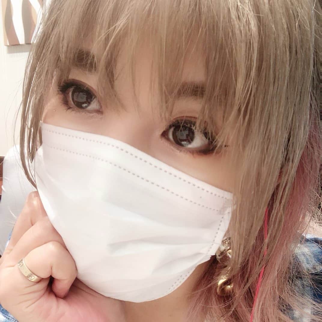 のインスタグラム：「時間間違えて、3時間も前に現場についてしまい途方に暮れるワタクシwww 久しぶりにゆっくり本読みつつコーヒー飲みました(笑)早く間違える分にはよし(;ω;) #お仕事 #時間間違えた #基本1時間前行動 #コーヒーおいしい」
