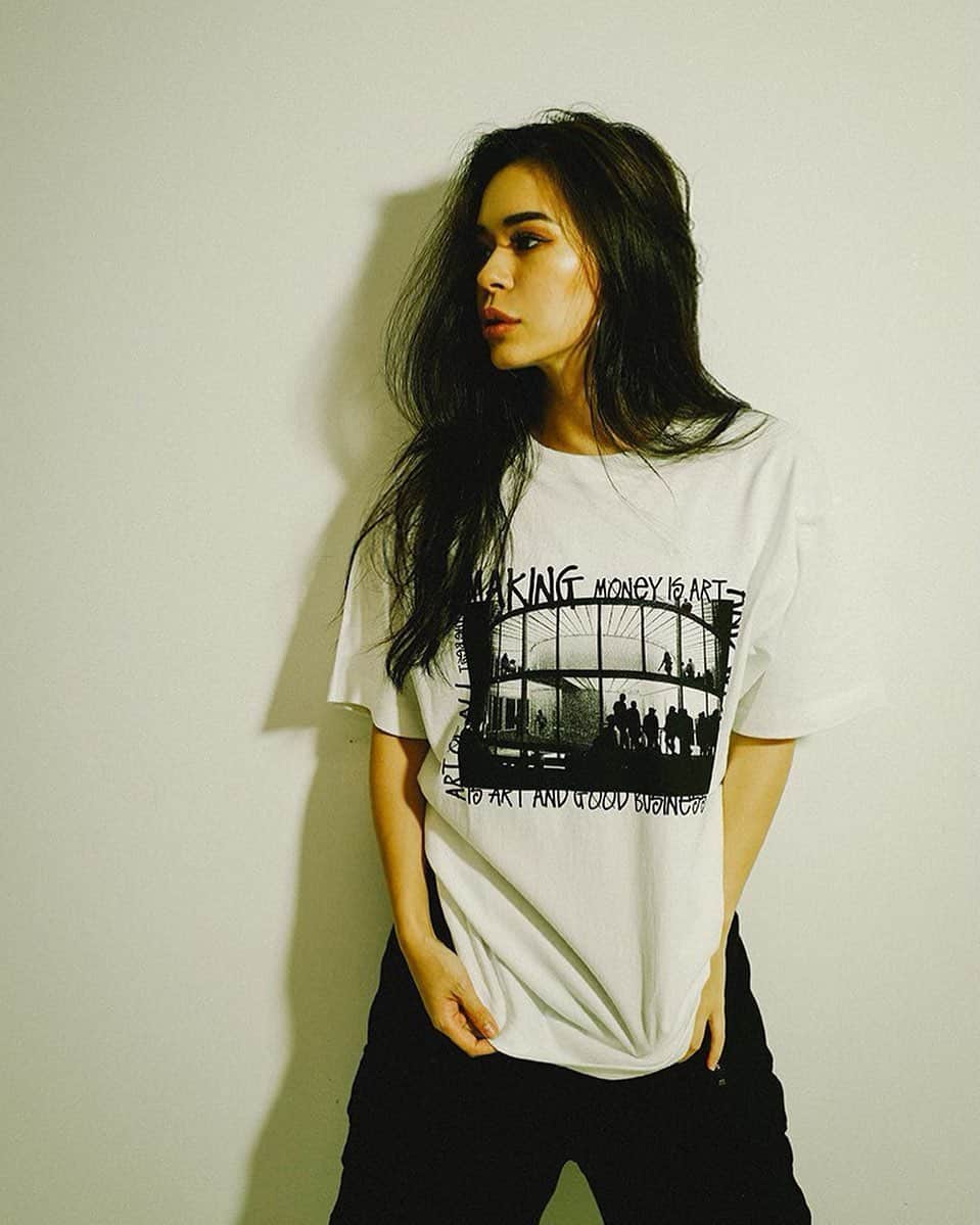 藤川ありすのインスタグラム：「__ ナカジさんの撮影した写真が使われてる イケてるTシャツGETしました。 で、このイケてる写真撮ってくれたのも ナカジさんです、いつも感謝🙏🏽. . ナカジさんとの撮影はいつも本当に楽しい。 その人の良さを1回のシャッターで引き出してくれる。 苦手なポージングも褒めてくれるから上手く撮れる。 盛り上げ上手で恥ずかしさがなくなって 色んなポージングに挑戦できる。 撮影してもらうだけで自分に自信が持てるようになる。  ぜひ自分に自信をつけたいとき 自分の見た目に自信を無くした時 絶対ナカジさんに撮影してもらうのをオススメする。 お金を払って撮ってもらう価値、すごくあると思う。 Phot by→ @koichicks」