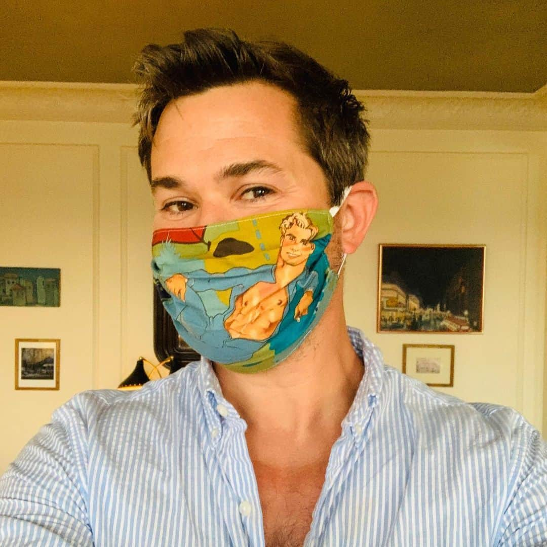 アンドリュー・ラネルズさんのインスタグラム写真 - (アンドリュー・ラネルズInstagram)「My friend Colin Hanlon and his mom Terry are up to something very special.  They are making super cool masks and helping folks raise funds for several incredible charities. DM @colinhanlon for more info!」6月24日 0時45分 - andrewrannells