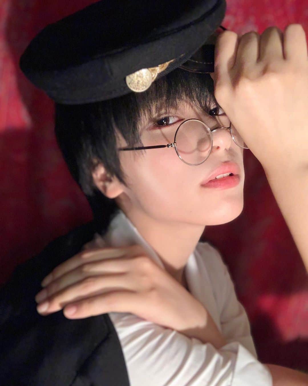 春川芽生のインスタグラム：「👨‍🎓 一緒に帰ってるわけじゃないんだけど妙に視線が合う 古風な学生やりました.・○✍️ #cosplay #学生服 #制服 #男装」