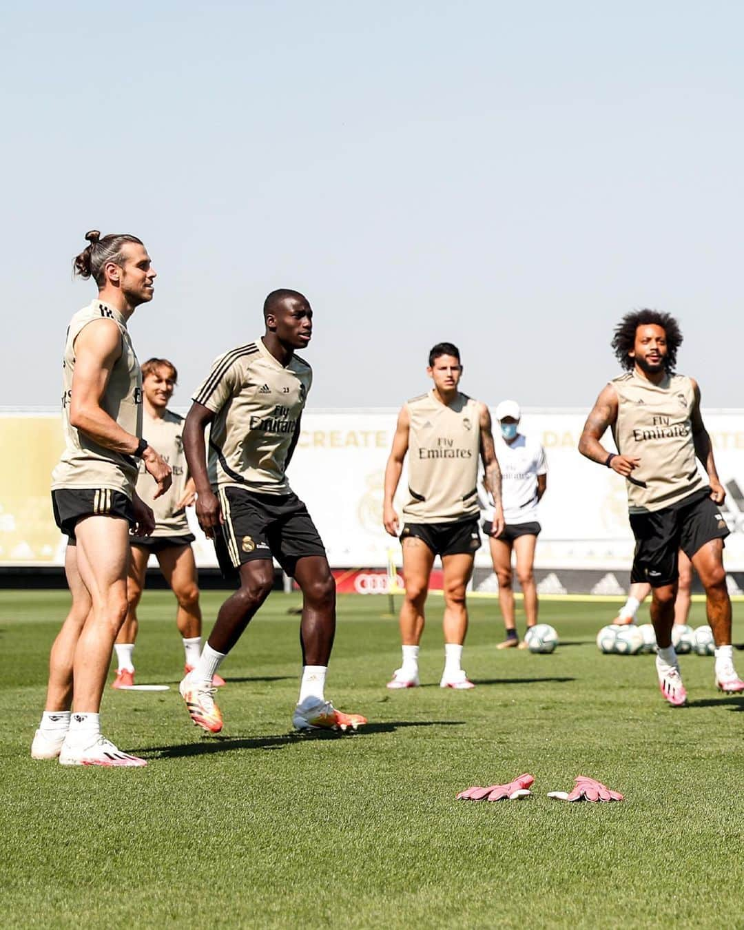 レアル・マドリードさんのインスタグラム写真 - (レアル・マドリードInstagram)「👀 What are they looking at? 👉 ❓ ¿Qué están mirando? ➡️ #RMCity | #HalaMadrid」6月24日 0時56分 - realmadrid