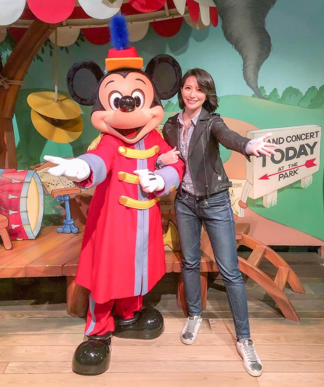 矢部あやのインスタグラム：「201903 Meet Mickey 同じポーズしよっていうとだいたいこれ ・  #tokyodisneyland #TDL2019 #TDL #charactergreeting #mickeymouse #meetmickey」