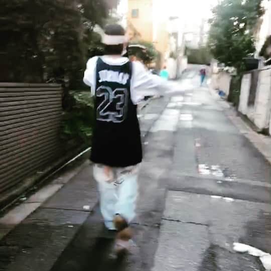 加藤 聖也のインスタグラム：「. 歩き方... #fashion #cordinate #ootd #street #oversize #kicks #sneaker  TOPS : #UNIQLO TANK TOP : #JORDAN × #PSG PANTS : #Levis SNEAKER: #AJ5 × #OffWhite CAP : #GUCCI」