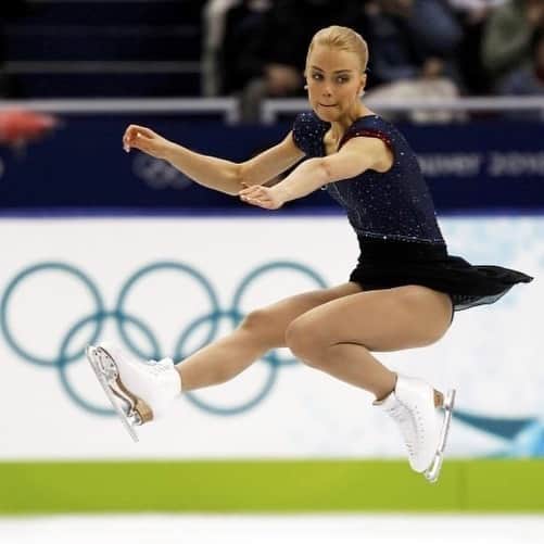 キーラ・コルピのインスタグラム：「Happy Olympic & Paralympic Day! ⚡️ This pic is from Vancouver 2010...🤪 #olympicday #flyingsitspin @olympicteamfinland」