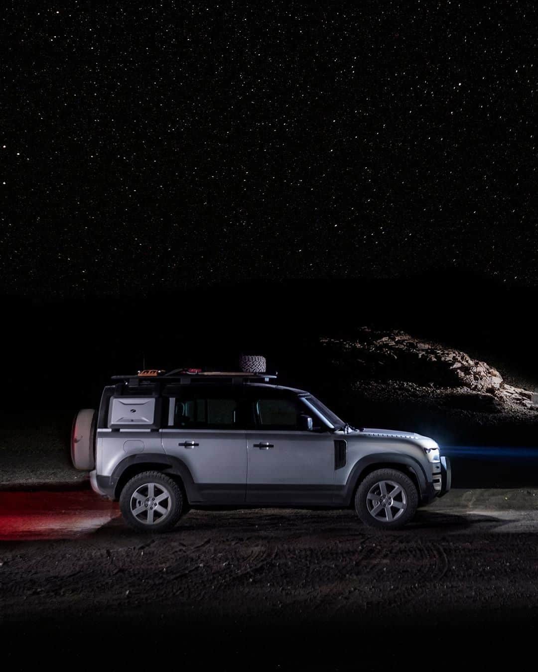 Land Roverさんのインスタグラム写真 - (Land RoverInstagram)「"Just imagine endless starry skies or being on another planet. That's Namibia." Book now via the link in our bio to reserve your place on a Land Rover Adventure Travel holiday in Namibia. #LandRoverExperience #AdventureTravel #LandRover #Defender #AdventureCalling」6月24日 1時01分 - landrover
