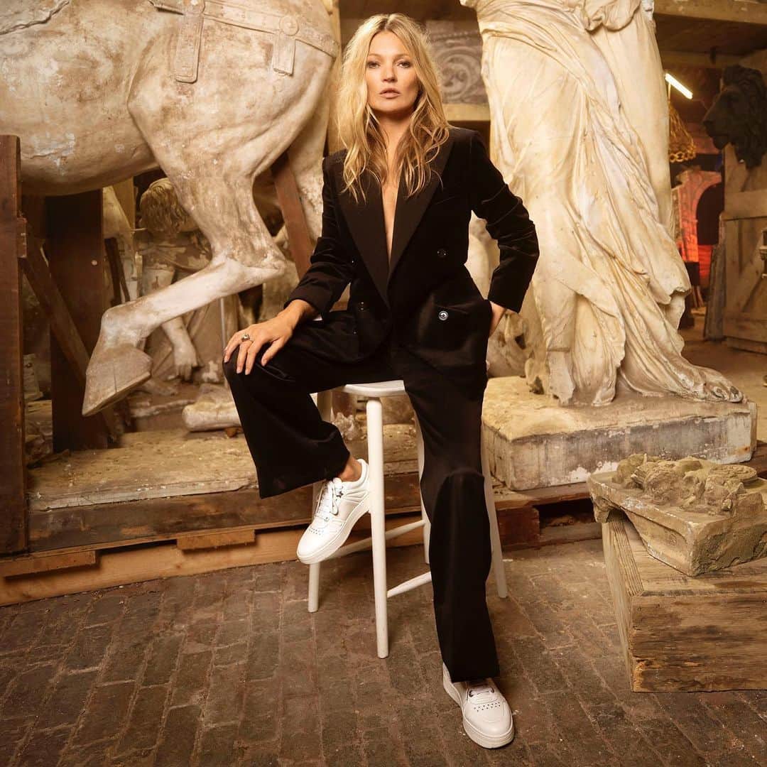 Jimmy Chooさんのインスタグラム写真 - (Jimmy ChooInstagram)「Discover the Pre-Fall 2020 collection to fuel dreams of bohemia with a touch of requisite glamour, featuring Kate Moss #INMYCHOOS」6月24日 1時06分 - jimmychoo