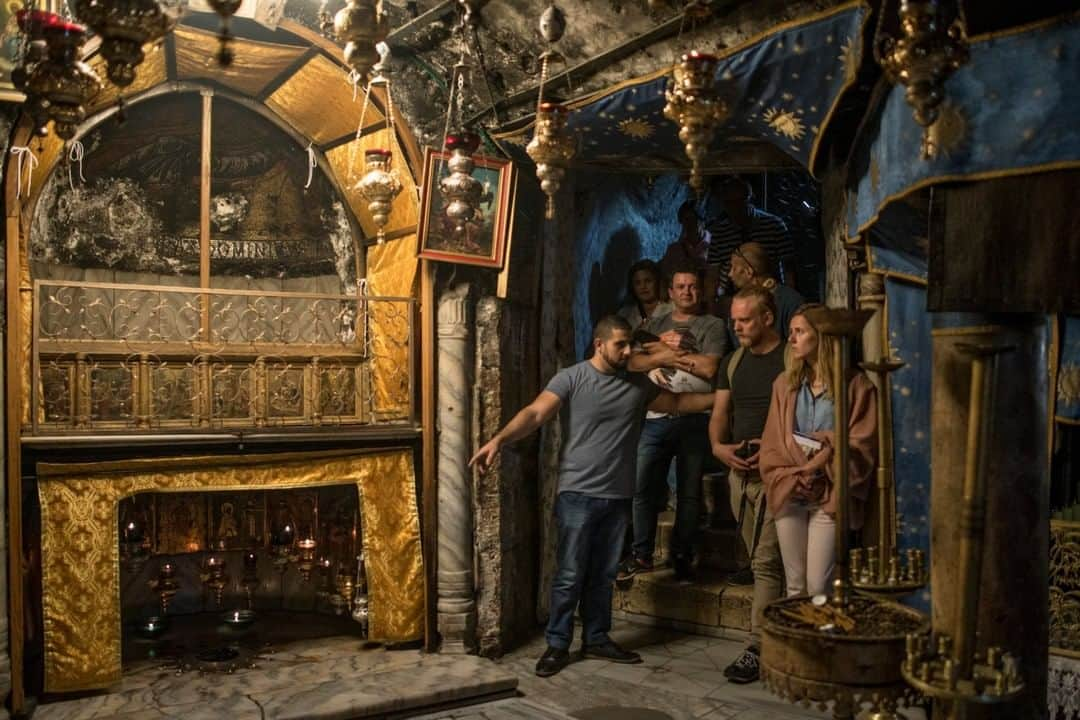 National Geographic Travelさんのインスタグラム写真 - (National Geographic TravelInstagram)「Photo by @AnushBabajanyan | Visitors wait for their turn to enter the Grotto in the Church of the Nativity in Bethlehem. The Grotto is believed to be the location of the cave where Jesus Christ was born. #Bethlehem #grotto」6月24日 1時06分 - natgeotravel