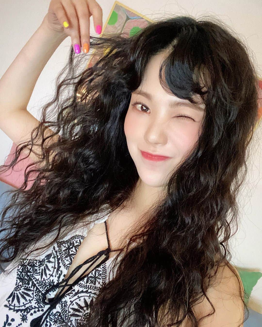 リジ のインスタグラム：「오늘의촬영 끝👏🏻 여름맞이 기념으로 펌했어용🤪 이틀동안 고생하신 현서쌤 그리구 오늘 머리 같이말아준 울 킴윰 그리고 이쁘게 메이크업해준 밍디 고마워🤩❤️」