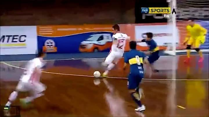 アレッサンドロ・ローザ・ヴィエイラのインスタグラム：「VIDEO- Final Libertadores #ZonaSul 2015 - #Sorocaba 5x3 #Bocajuniors - Jogaço!  No 1º gol, a importância de andar atrás da defesa, e já dominar ajeitando pra finalização!  No último gol, o Boca dobrando a marcação pra tentar recuperar a bola, pois o jogo caminhava para o final, porém os 4 jogadores , Eu, @xuxa_futsal20 @mister.ricardinho e @cris_brunosouza tivemos a tranquilidade pra matar o jogo! Campeão 🏆 -  @mister.ricardinho Bem demais no #futevolei  Edição - @adonias」