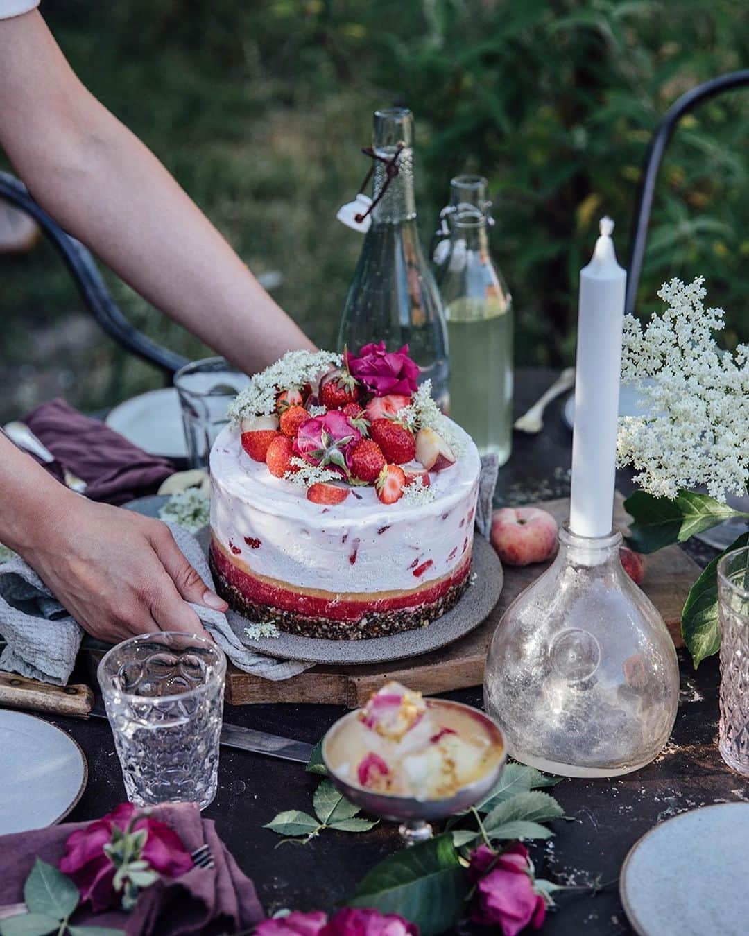 Our Food Storiesさんのインスタグラム写真 - (Our Food StoriesInstagram)「We have so many strawberries in the garden this year, so we will make our favorite elderflower-strawberry ice-cream cake this weekend again 🍓😋 Get the recipe on the blog, link is in profile. #ourfoodstories_countryside  ____ #countrysidelife #countrysideliving #momentslikethis #gardeninspo #gardendesign #gardeninspiration #gardenlove #summerfeeling #vintagefurniture #fellowmag #simplejoys #verilymoment #foodphotographer #foodstylist #germanfoodblogger #foodphotography」6月24日 1時22分 - _foodstories_