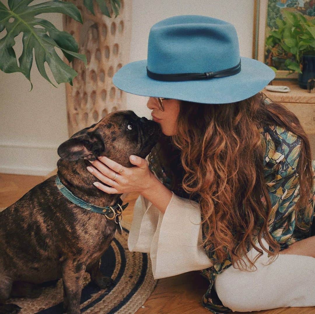 エリザベス・ギリースのインスタグラム：「Thank God for dogs. These past few months would’ve been a lot harder without mine. Thank you to all the pets out there who have helped keep us sane during this difficult time! We love you! P.S. There is no point in me posting a thank you letter to animals on IG as they don’t operate their own accounts and cannot read but doesn’t my son look adorable?」