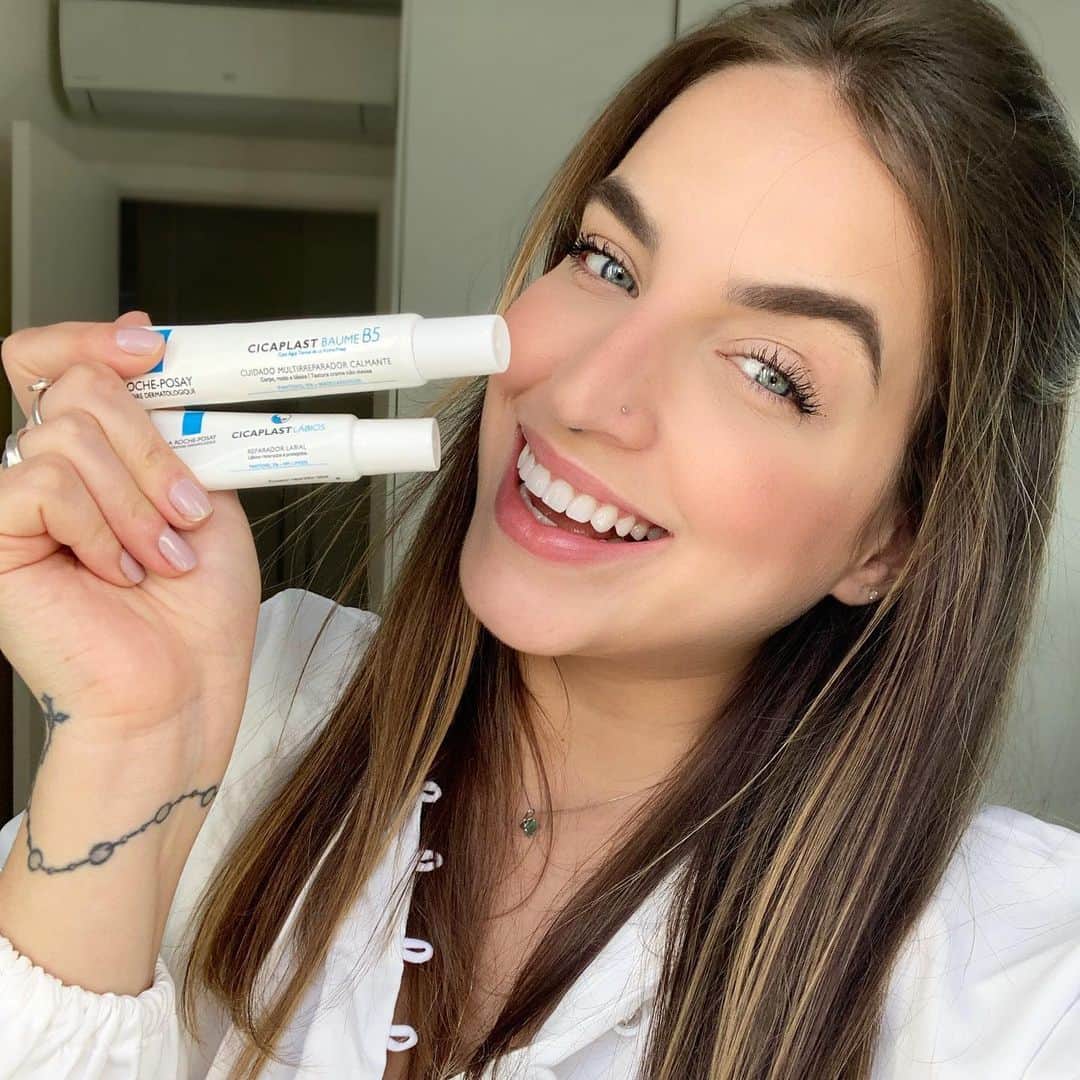 Bruna Unzuetaのインスタグラム：「Ei frio, pode chegar que já to preparada ❤️ A linha Cicaplast da @larocheposaybr é maravilhoooosa. O Baume B5 tem um cuidado multirreparador com tripla ação: acalma, hidrata e repara a pele (você pode usar ele em qualquer lugar: tanto no corpo, quanto no rosto), eu amo passar até nas minhas tattoos. E o Cicaplast Lábios têm pantenol e Manteiga de Karité, com alívio imediato, prevenindo as rachaduras para ficar com a boca linda e hidratada. Dica extra: consulte sempre seu dermato! @drogaraiaoficial #publi #CicaplastTodoDia #CicaplastBaumeB5 #CicaplastLabios #LaRochePosayBr」