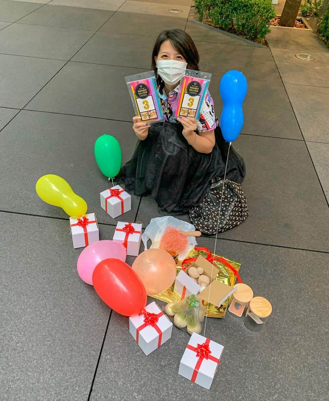 矢部あやのインスタグラム：「誕生日前日、友だちとご飯の約束してたら 日曜だからカブ買いました？ってカブ貰って 誕生日プレゼントだよ〜ってパチンコ貰って プレゼント打ち落としなよ〜ってやらされたら 後ろからわらわら友だちが出てきて あつ森型プレゼント目の前に置いてった🎁 中身は、ねんど、ファックス、ジンベイザメ、トイレ、アイアンテーブル、アイアンチェア、シルバニアねこ2体（住民） どうぶつの森仕様でお祝いしてもらいました！ 笑いすぎて汗だくになったよ…。 10分ちょいの動画撮ってくれたんだけど 何回観てもお腹痛くなるくらい笑える（笑） ありがたや〜🙏 ・ #どうぶつの森風誕生日　#32歳最後の日」