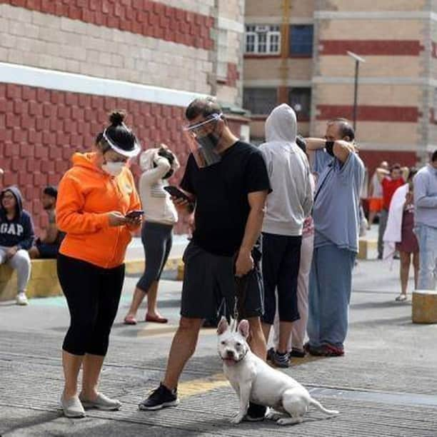 Primer Impactoさんのインスタグラム写真 - (Primer ImpactoInstagram)「Miles de personas salieron a las calles de Ciudad de México tras la alerta sísmica por movimiento telúrico de 7.5.  El Servicio Sismológico Nacional informó incialmente que fue de magnitud 7.1 pero tras la verificación lo elevó a 7.5 con epicentro en la población de La Crucecita, en el estado de Oaxaca.  El presidente Andrés Manuel López Obrador indicó que hasta el momento no se han registrados daños.  Fotos: EFE.」6月24日 1時33分 - primerimpacto