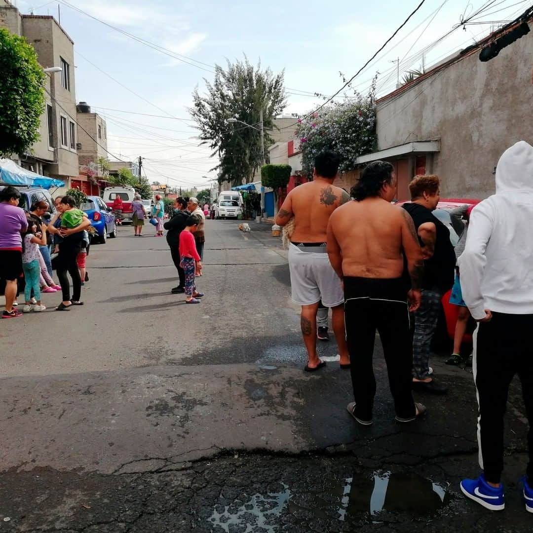 Primer Impactoさんのインスタグラム写真 - (Primer ImpactoInstagram)「Miles de personas salieron a las calles de Ciudad de México tras la alerta sísmica por movimiento telúrico de 7.5.  El Servicio Sismológico Nacional informó incialmente que fue de magnitud 7.1 pero tras la verificación lo elevó a 7.5 con epicentro en la población de La Crucecita, en el estado de Oaxaca.  El presidente Andrés Manuel López Obrador indicó que hasta el momento no se han registrados daños.  Fotos: EFE.」6月24日 1時33分 - primerimpacto