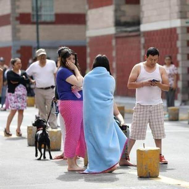 Primer Impactoさんのインスタグラム写真 - (Primer ImpactoInstagram)「Miles de personas salieron a las calles de Ciudad de México tras la alerta sísmica por movimiento telúrico de 7.5.  El Servicio Sismológico Nacional informó incialmente que fue de magnitud 7.1 pero tras la verificación lo elevó a 7.5 con epicentro en la población de La Crucecita, en el estado de Oaxaca.  El presidente Andrés Manuel López Obrador indicó que hasta el momento no se han registrados daños.  Fotos: EFE.」6月24日 1時33分 - primerimpacto