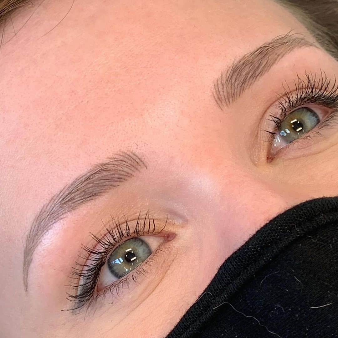 Haley Wightさんのインスタグラム写真 - (Haley WightInstagram)「▫️HEALED MICROBLADING▫️ Back to work and it feels so good! These brows are healed before her touch up 🖤 We filled in a few strokes and she is good for about 2 years!  Interested in getting Microblading by me? I still have a few spots left for July! Just call the studio at (971)337-5401 or visit our website at studiomeraki.net 😊 . . @studiomerakipdx  #microblading #cosmetictattoo #brows #eyebrows #portland #oregon #microbladedeyebrows #microbladed #meraki #ombrebrows #microblade #portlandmicroblade #portlandmicroblading #oregonmicroblade #oregonmicroblading」6月24日 1時33分 - cosmobyhaley