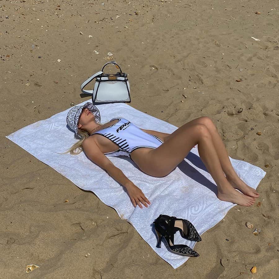 ジョナ・クフタさんのインスタグラム写真 - (ジョナ・クフタInstagram)「beach day with @fendi 🖤 wearing #FendiCaliforniaSky collection in collaboration with @joshuavides  #fendi AD」6月24日 1時43分 - joannakuchta