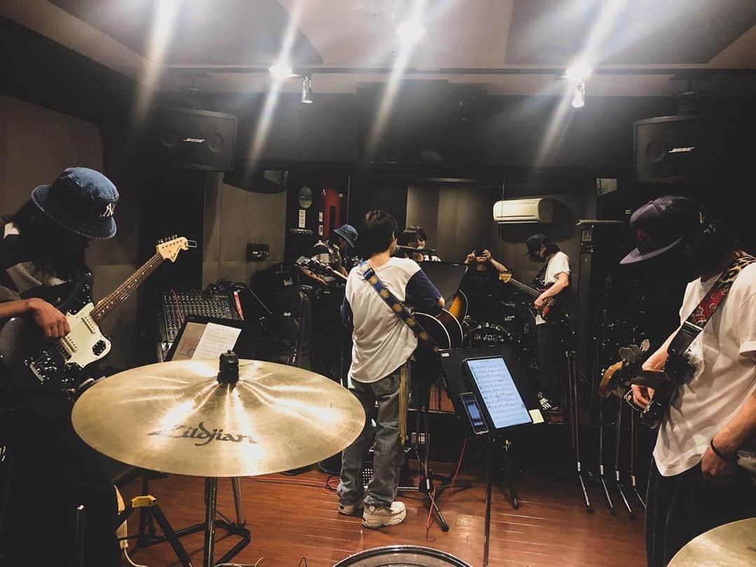 吉澤響のインスタグラム：「木下百花リハ。6/27に吉祥寺シャッフルで配信ライブ（ワンマン）があるから、その準備。 今回のメンバーは Vo / AGt：木下百花 Gt；伊東真一（SPARTA LOCALS / HINTO） Ba：岡部晴彦 Dr：吉澤 です。  合奏するのは単純に楽しかったし、 全くの新しい曲をみんなでアレンジしたりして、そういうのも久々で、やっぱり良い。  時間と空間をいっぺんに共有するってすごいことなんだな。」