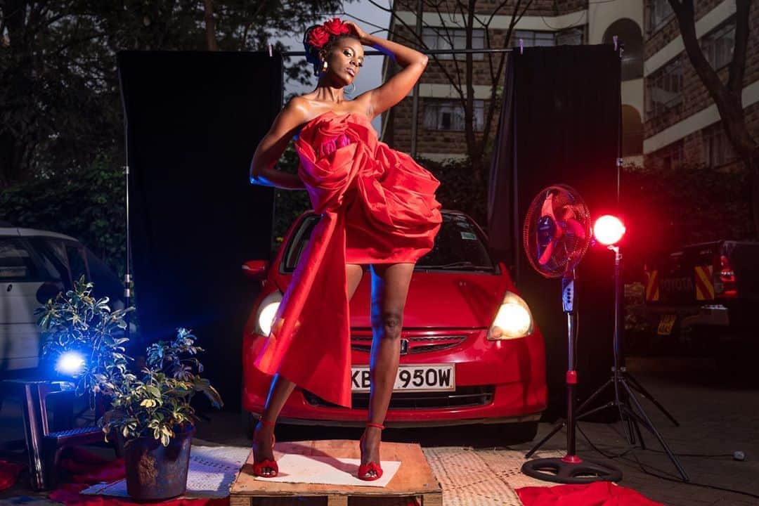 National Geographic Creativeさんのインスタグラム写真 - (National Geographic CreativeInstagram)「Photo by @nicholesobecki | Fashion stylist Wambui Thimba poses wearing a creation by designer Angelsmile for a #QuarantineFashion series she launched with photographer and roommate Barbara Minishi, who also led the production design and lighting for the project, to safely showcase Kenyan fashion in the midst of the Covid-19 pandemic, from the parking lot of their apartment in Nairobi. Minishi said the project for her epitomized the saying “bloom where you’re planted,” allowing the roommates to “use their skills… while still honoring the parameters of #stayhome and social distancing.” Follow me on @nicholesobecki for more coverage of the Covid-19 crisis in Kenya.」6月24日 1時44分 - natgeointhefield