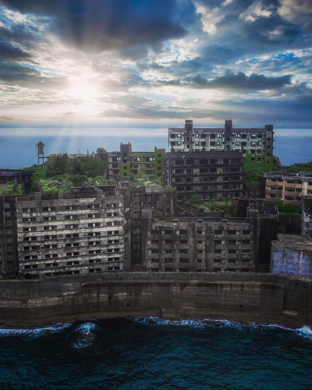 のインスタグラム：「skyscraper 𓆲 𓆲 𓆲 #droneoftheday #djimavicpro #djiglobal #drone #dronephotography #dronestagram #dji #topdronephotos #fromwhereidrone #wedroneasia #droneosoar #skyhilife  #japan_urbex #JJ_URBEX #made_in_decay #kf_urbandonedmasks #KINGS_ABANDONED #m3xtures #Meistershots #moodygrams #nature_takes_over #natures_reclaim #ominous_perfection #pr0ject_uno #rsa_preciousjunk #savethedecay #sfx_decay」