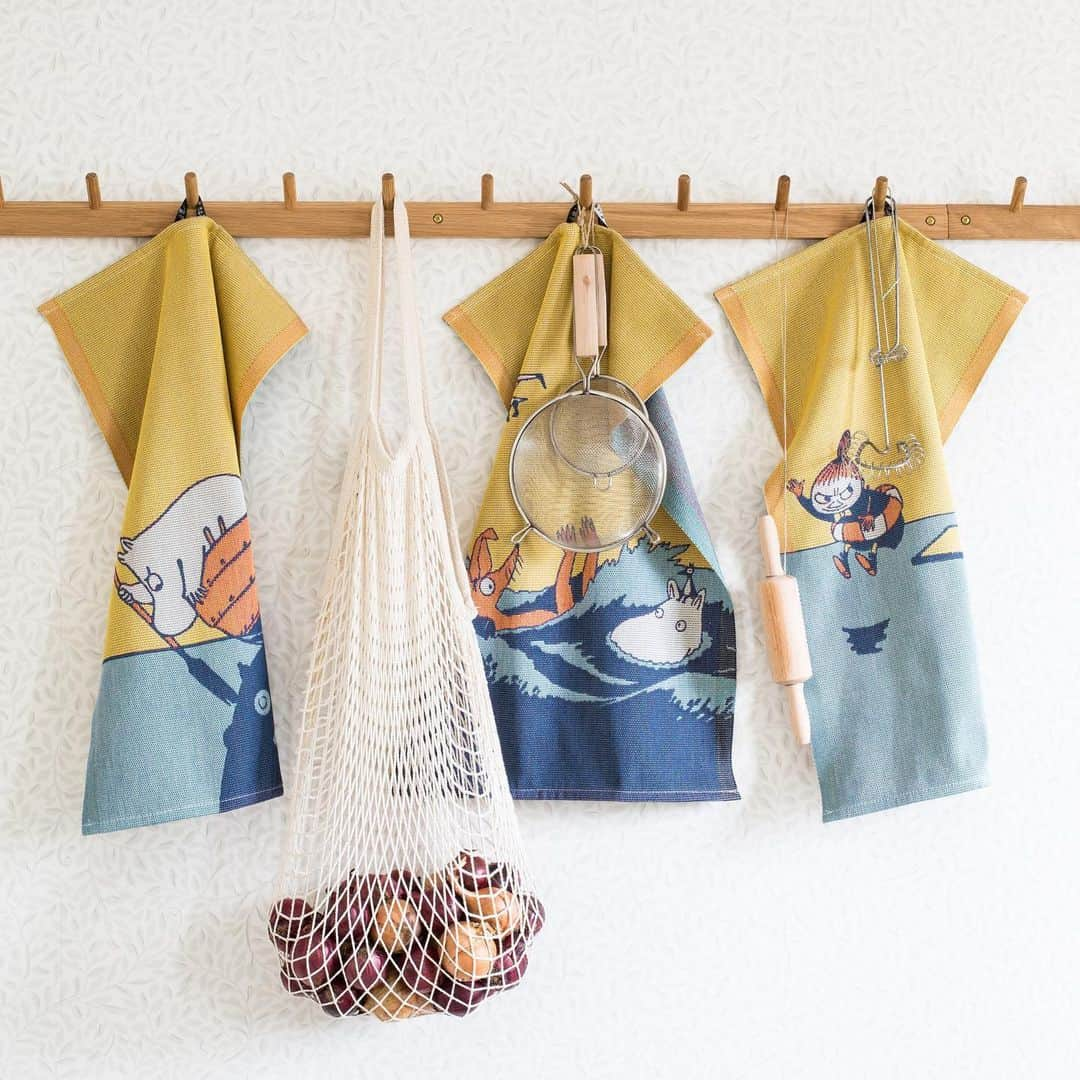 ムーミンさんのインスタグラム写真 - (ムーミンInstagram)「How about adding a bit of #Moomin to your kitchen?😍 These delightful, high quality kitchen towels by Ekelund are part of the #OURSEA campaign to help protect the Baltic Sea 🌊 Which one is your favourite?🤭 🌊 Shop 👉 moom.in/ekelund 🌊 Read more about the campaign on www.oursea.fi 💙 • • • #MEIDÄNMERI #VÅRTHAV #OURSEA #moomin #moominofficial #ekelund」6月24日 1時58分 - moominofficial