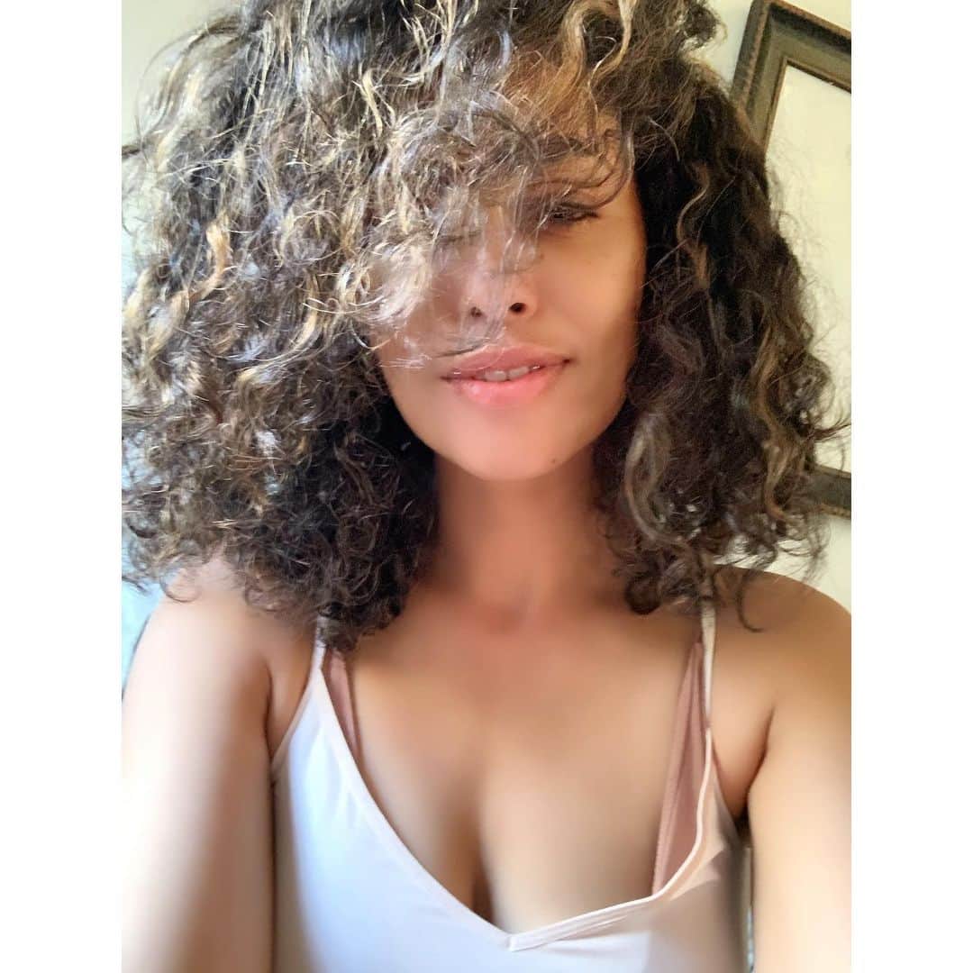 ジーン・トリプルホーンのインスタグラム：「Saying hello and wishing everyone a beautiful, safe and productive week. Such a climate of change! Let’s keep it up and keep shining 💥Love 💕 🙏🏽🌈 #instagood #love #positivevibes」
