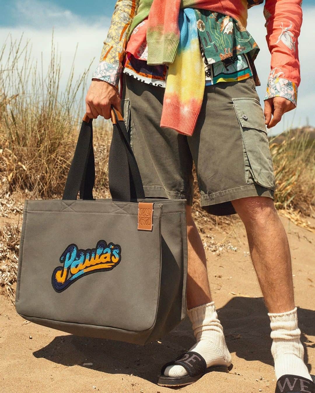 MR PORTERのインスタグラム：「OK, let’s get into it – this bag. Available now on MR PORTER, it's perfect for your speaker, beach picnic, and even your sandy sandwich. Head to the link in bio to discover the full Paula's Ibiza x Loewe collection. #MRPORTER」