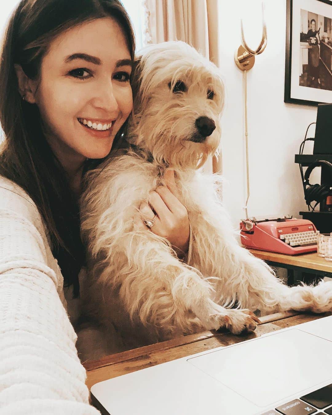 ケイト・ボイージェルのインスタグラム：「#workwife 🐾💻 like most of us, I’m working from home 24/7 right now. I thought it would be fun to share a full tour of my home studio and office on my blog @wethedreamers today since I’m spending most of my days in here! Head to the link in @wethedreamers bio for more pics 🎧 🎤 .  https://wethedreamers.com/blog/2020/6/23/room-tour-kates-studio-home-office」
