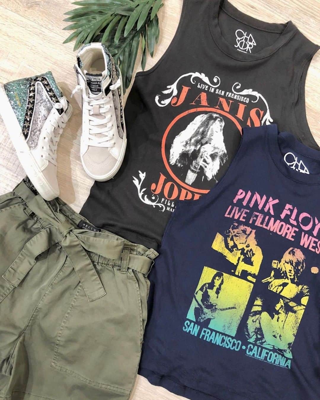 チェイサーのインスタグラム：「summer staples☀️ we can’t live without a good graphic tank @lavendarboutique #chaserbrand #pinkfloyd #graphictank #janisjoplin #bandtee #sunmerstyle」