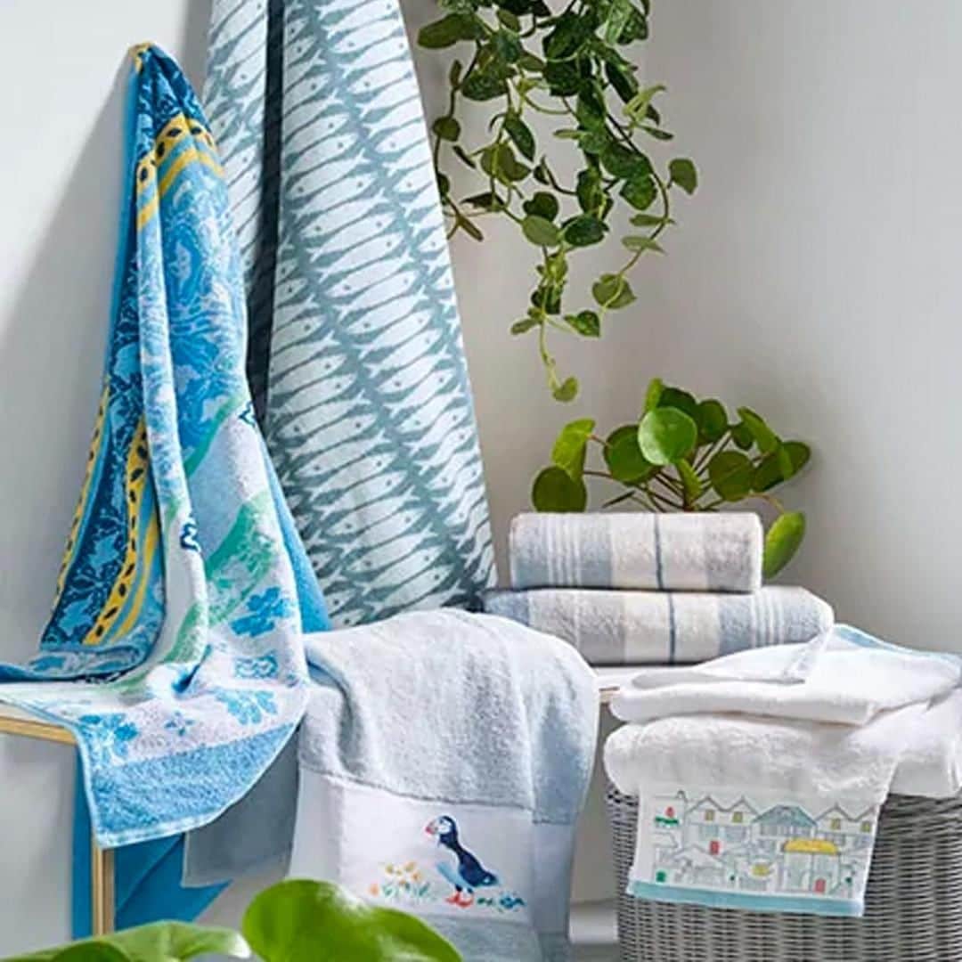 ローラアシュレイのインスタグラム：「Dry off with fluffy towels after a relaxing soak in the tub. Shop all bath towels and mats now with 30% off.」