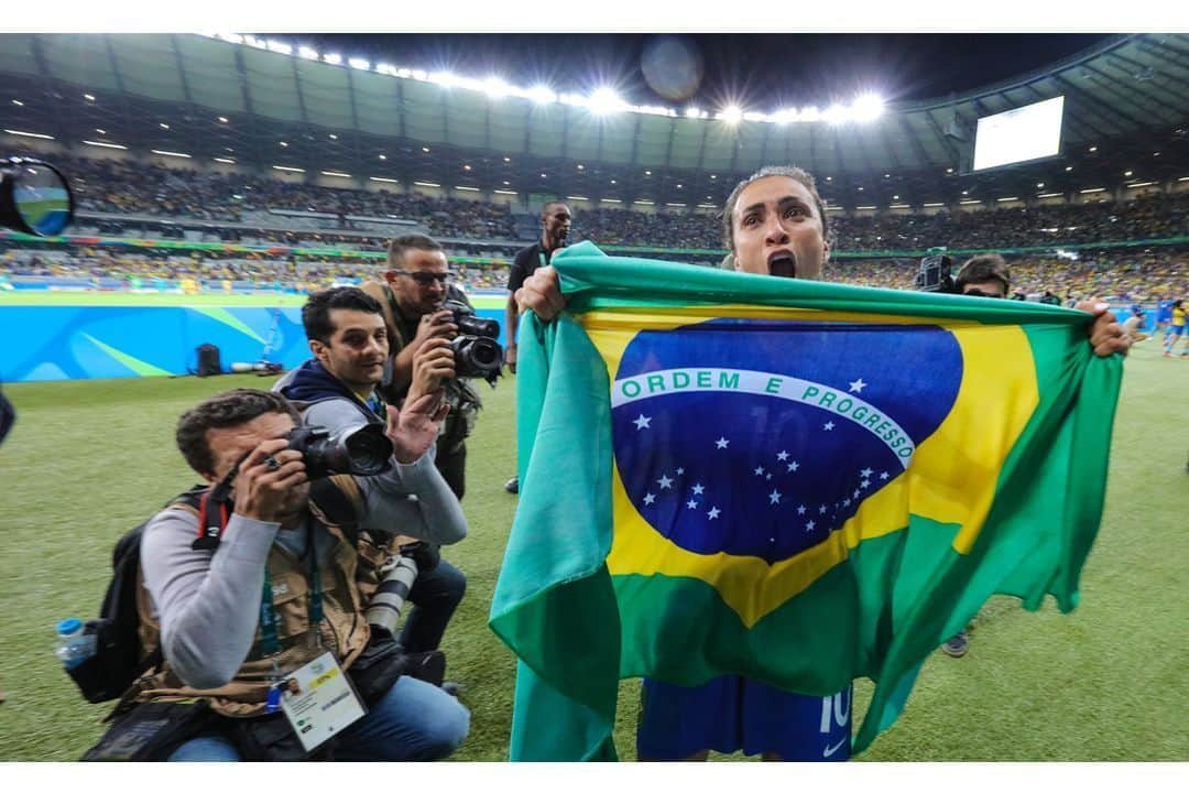 サッカー ブラジル代表チームさんのインスタグラム写真 - (サッカー ブラジル代表チームInstagram)「Hoje se comemora o 'Dia Olímpico' e, para marcar essa data, nada melhor que exaltar os momentos da Rio 2016. ⠀ Nossas duas Seleções entregaram muita emoção, alegria e festa nas arquibancadas pelo brasil. Para completar, trouxemos uma medalha de ouro, no masculino. Boas lembranças! ⠀ Fotos: Lucas Figueiredo e Ricardo Stuckert / CBF」6月24日 2時23分 - cbf_futebol