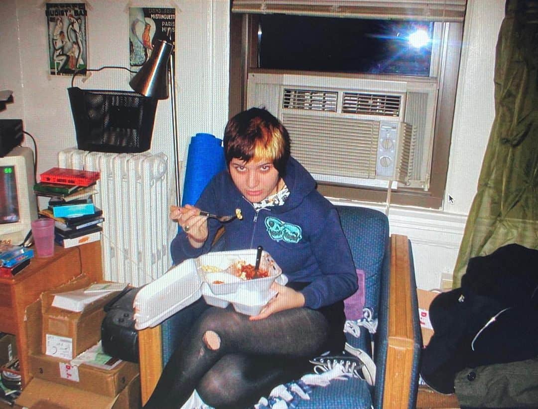ベスト・コーストのインスタグラム：「18 years old. summertime in washington D.C. (visiting my best friend in college.) eating vegan mac and cheese. pissed off at my country and it’s trash president (bush.) punk taught me pretty much everything i knew about the injustices of the world - not school. or i taught myself. ⁣ ⁣ now i’m 33. same energy. i still eat vegan mac and cheese while sitting that same weird way on my couch. i’m still pissed off at my country (just with less teen angst) and it’s trash president. i’m still teaching myself about the injustices of the world because this world won’t do it for you. educating yourself is a privilege. i suggest we all look around and figure out ways to invoke change, however big or small it may be. pop the bubbles we live inside of that keep us small and saying “omg i had no idea” - in the hopes that 15 years from now, our kids, brothers/sisters, students, neighbors, etc. don’t have to look back on a photo of themselves and see such little change in the world they live in. i’ve said it before and i’ll say it again - a better world is possible. we have the information to make it happen. i hope we make it happen. back then i wouldn’t have said that because i had no hope. glad i have some hope now.」