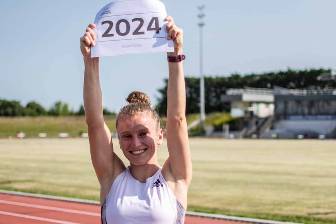 Amandine BROSSIERのインスタグラム：「A défaut d'avoir une photo souvenir des Jeux, je prépare les prochains... 💪🏻 . 📷 @theobarillerk @franceolympique #olympicday #paris2024 #ensemble #2024m #defi #defi2024m #run #goal #olympics #franceolympique #journéeolympique」